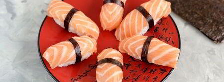 суши нигири и гунканы с лососем. Шаг 11