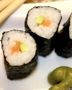 Суши с авокадо и лососем