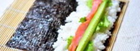 суши с семгой и огурцом. Шаг 5