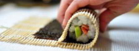 суши с семгой и огурцом. Шаг 7