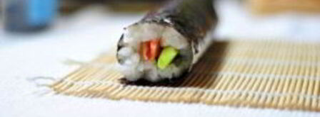 суши с семгой и огурцом. Шаг 8