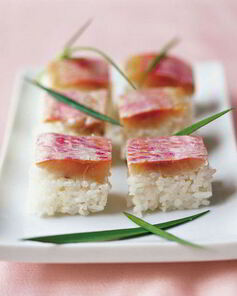 Суши со средиземноморской султанкой