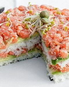 Суши-торт из огурца, лосося и авокадо