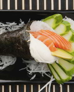 Темаки суши с рисом, овощами и зеленью