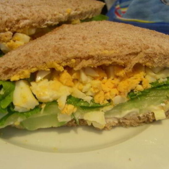 Рецепт английского сэндвича с яйцом, огурцом и руколой