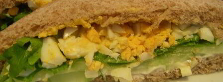 английский сэндвич с яйцом, огурцом и руколой. Шаг 6