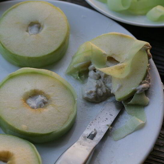 Рецепт сэндвича из яблока с сельдью по-кончаловски