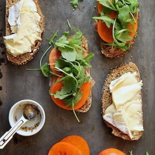 Рецепт сэндвича с хурмой, прошутто и сыром бри