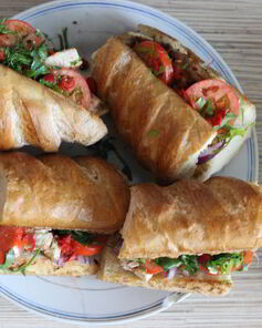 Сэндвич с курицей, помидорами и красным луком