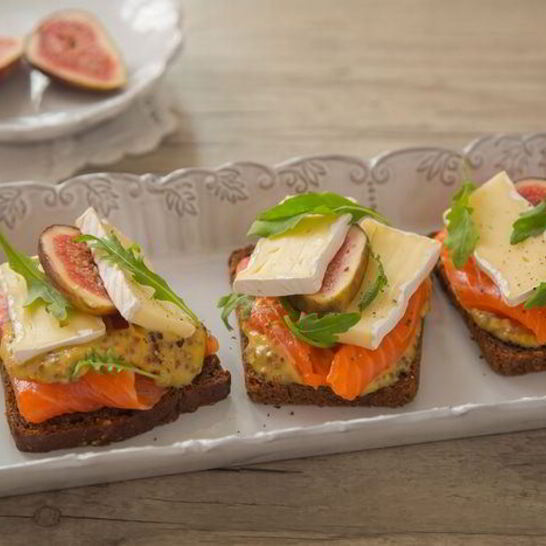 Рецепт сэндвича с сыром бри, форелью и инжиром