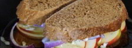 сэндвич с сыром, яблоком и луком. Шаг 3