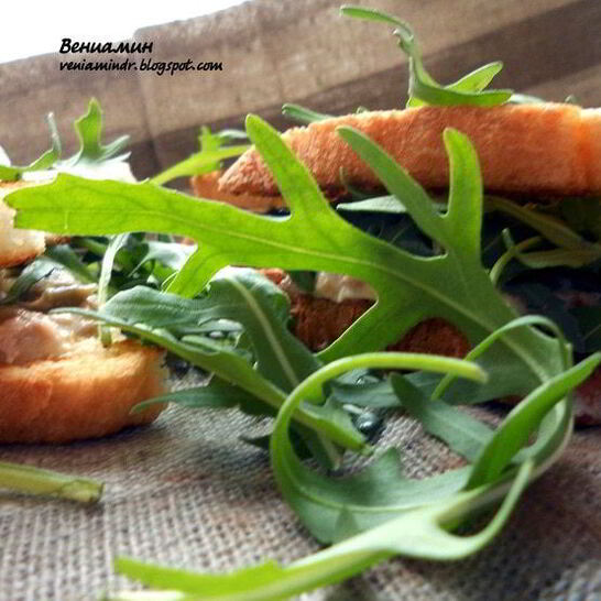 Рецепт сэндвича с тунцом, руколой и горчицей