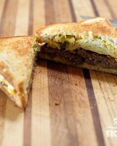 Сэндвичи с колбасой и халапеньо