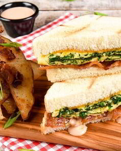 Сэндвичи с яйцом и беконом