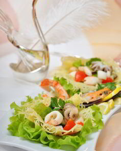 Сырные корзинки с салатом из морепродуктов