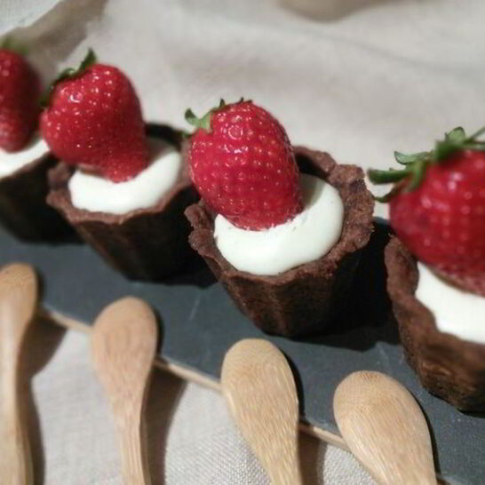 Рецепт шоколадных тарталеток с панна коттой и клубникой