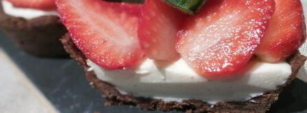 шоколадные тарталетки с панна коттой и клубникой. Шаг 11