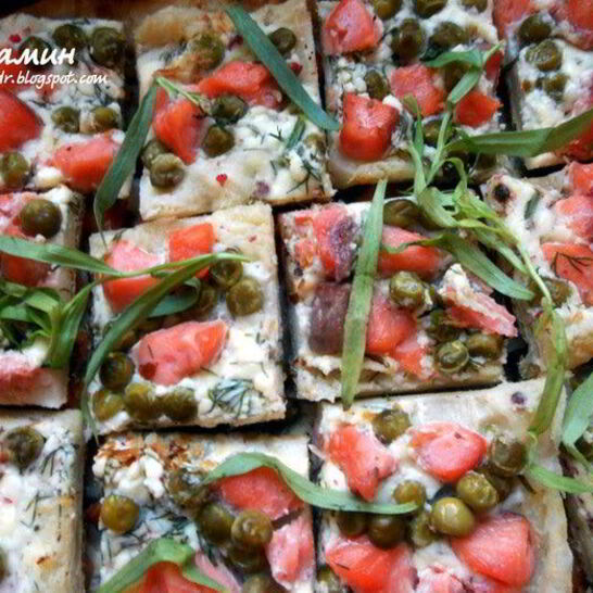 Рецепт слоеных тарталеток с копченым лососем, маскарпоне и горошком