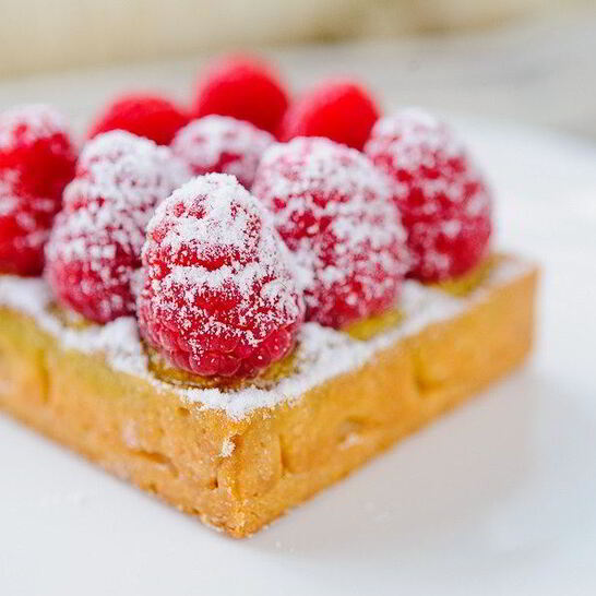 Рецепт тарталетки с малиной и фисташковым фланом