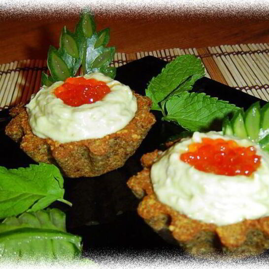 Рецепт тарталеток из ржаного хлеба с кремом из авокадо с сельдью