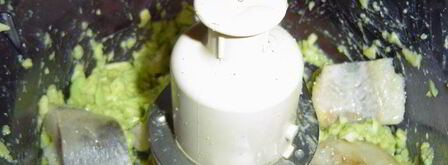 тарталетки из ржаного хлеба с кремом из авокадо с сельдью. Шаг 6