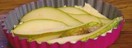 тарталетки из слоеного теста с грушей и голубым сыром. Шаг 6