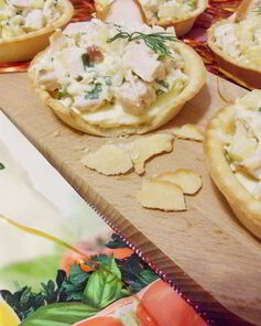 Тарталетки с курицей и ананасом