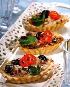 Тарталетки с тунцом, сыром и маслинами