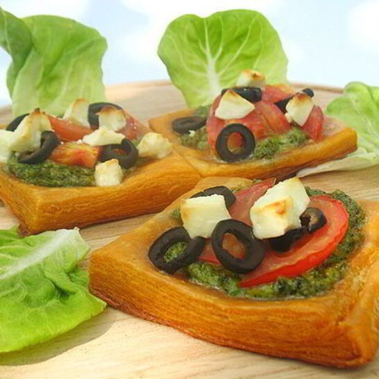 Рецепт томатных тарталеток с помидорами, фетой и соусом песто