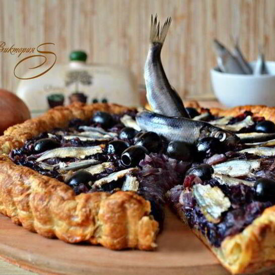Рецепт лукового тарта с малосольной килькой