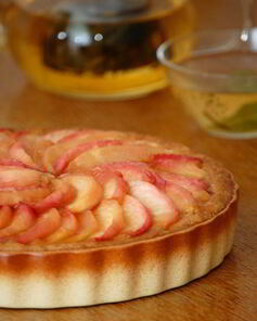 Миндальный тарт с карамелизованными нектаринами