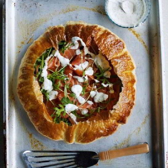 Рецепт тарта из копченого лосося и сметаны