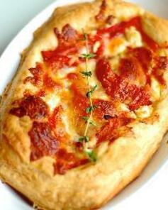 Тарт из слоеного теста с помидорами и козьим сыром