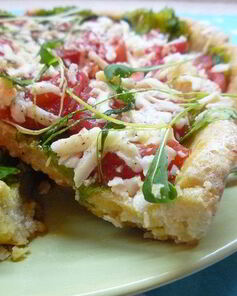 Тарт с листьями молодого салата, помидорами и овечьей брынзой