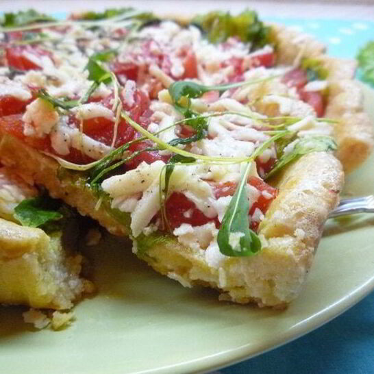 Рецепт тарта с листьями молодого салата, помидорами и овечьей брынзой