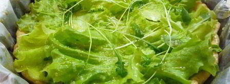 тарт с листьями молодого салата, помидорами и овечьей брынзой. Шаг 7