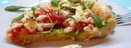 тарт с листьями молодого салата, помидорами и овечьей брынзой. Шаг 10