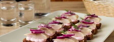 тартинки с сельдью и сметанным соусом с хреном. Шаг 10