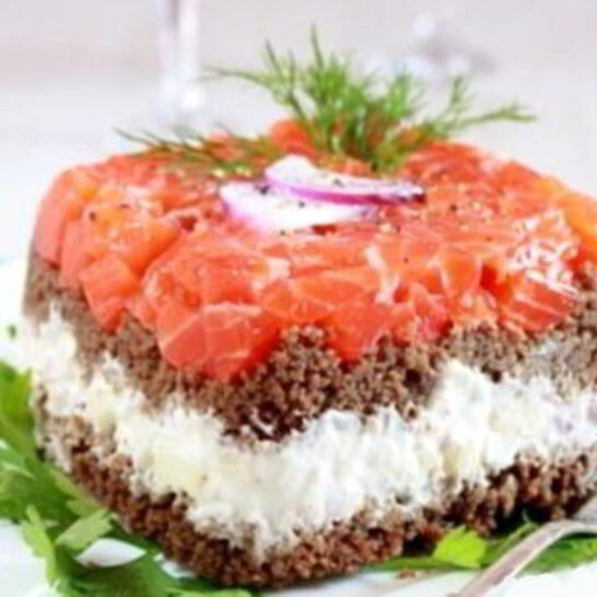 Рецепт тартинок слоеных с яблоками и лососем