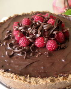 Трюфельный тарт с малиной