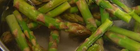 творожный тарт с зеленым горошком, спаржей и кедровыми орехами. Шаг 4