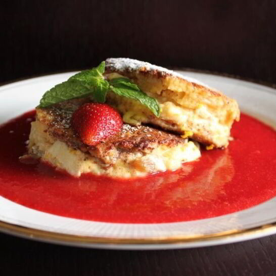 Рецепт французского тоста с яблоком, сливочным сыром и клубничным кули