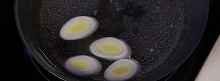 луковые тосты с креветками. Шаг 4