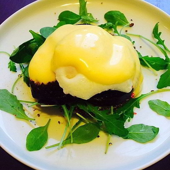 Рецепт ржаного тоста с печеной свеклой, яйцом пашот и соусом голландез