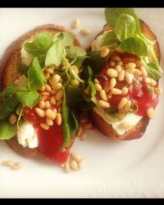 Ржаные тосты с козьим сыром, ягодным соусом и кедровыми орешками