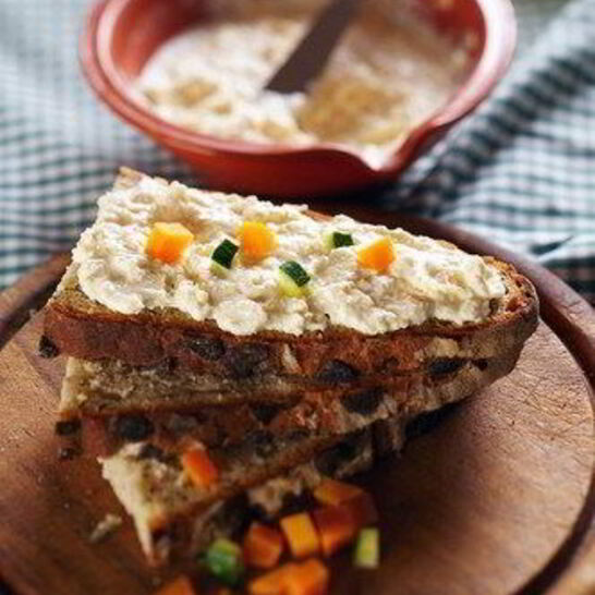 Рецепт ржаных тостов с паштетом из камамбера и тмина