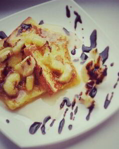 Тост с бананово-карамельным соусом