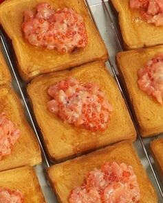 Тост с семгой и красной икрой