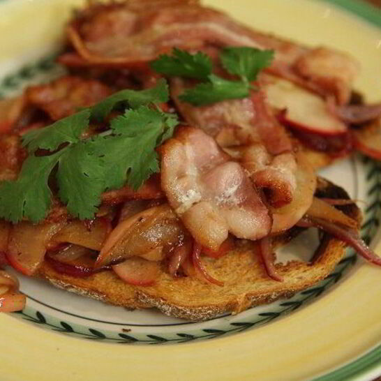 Рецепт тостов с беконом, карамелизированными яблоками и луком