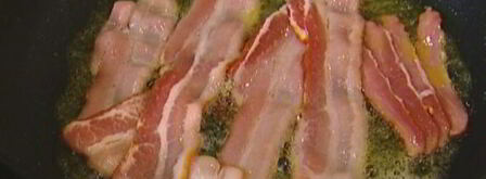 тосты с беконом, карамелизированными яблоками и луком. Шаг 4